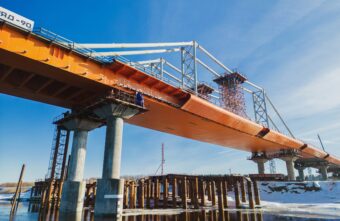 На Северном обходе Твери установили пролет моста через Волгу