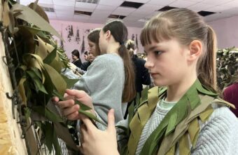 Лихославльские школьники помогли сплести маскировочные сети для нужд СВО