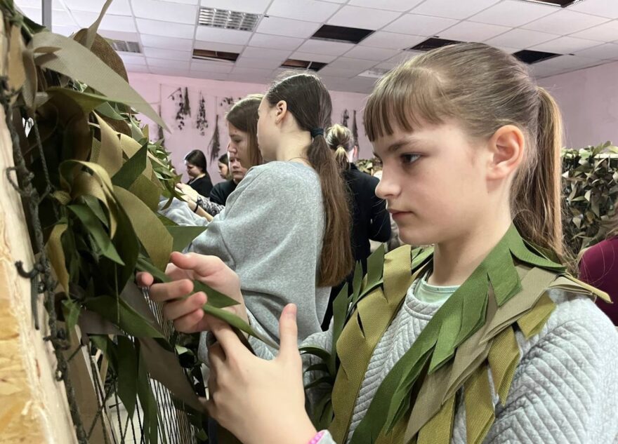 Лихославльские школьники помогли сплести маскировочные сети для нужд СВО