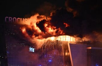 Во время теракта в "Крокусе" сотни людей помогали друг другу Во время теракта в "Крокусе" сотни людей помогали друг другу