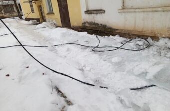 Жители Тверской области жалуются на оборванные из-за падающей наледи провода