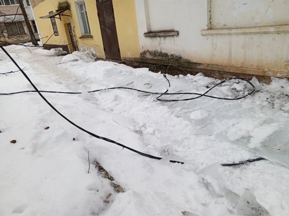 Жители Тверской области жалуются на оборванные из-за падающей наледи провода Жители Тверской области жалуются на оборванные из-за падающей наледи провода