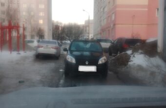 В Твери легковушки перекрыли въезд во двор