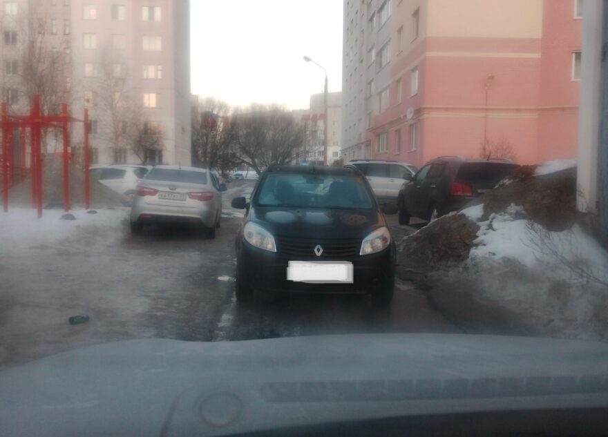 В Твери легковушки перекрыли въезд во двор