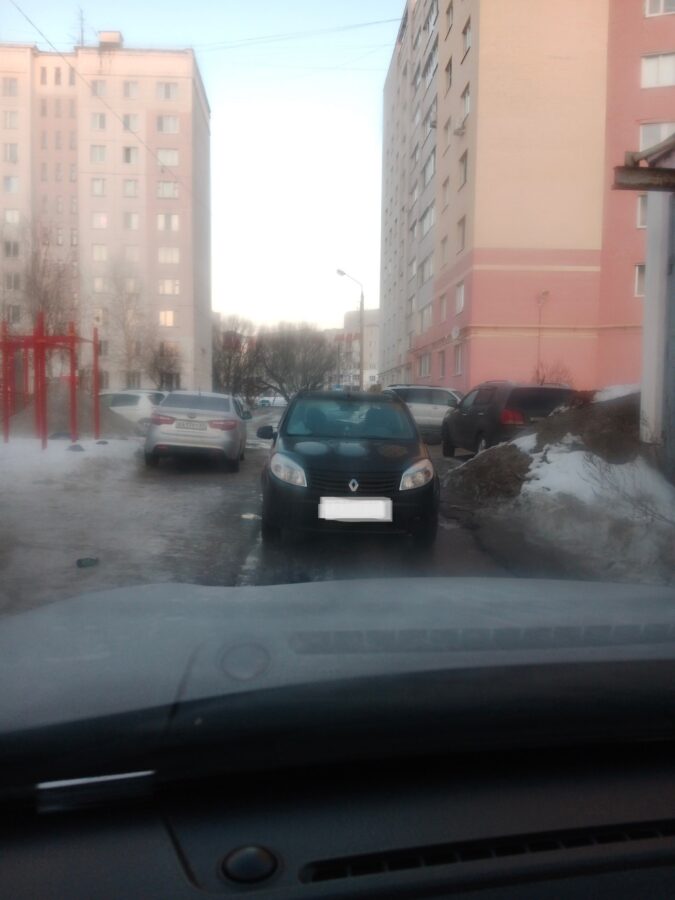 В Твери легковушки перекрыли въезд во двор