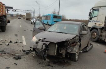 Легковушка, КАМАЗ и автобус: один человек пострадал в тройном ДТП под Тверью Легковушка, КАМАЗ и автобус: один человек пострадал в тройном ДТП под Тверью