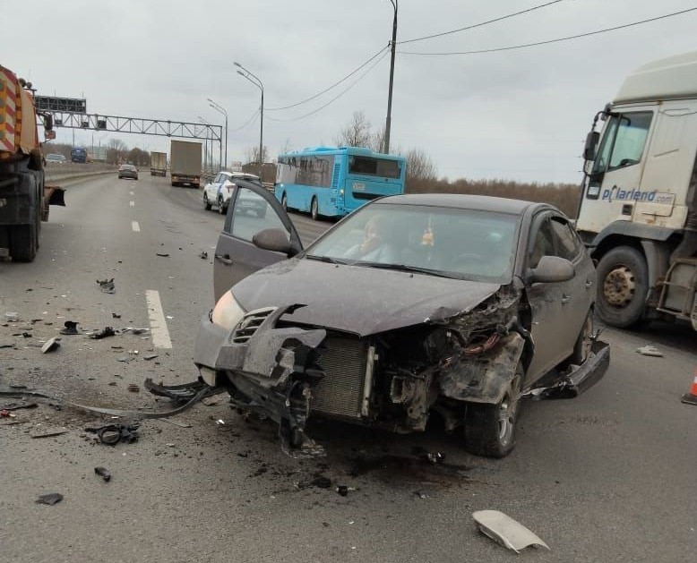 Легковушка, КАМАЗ и автобус: один человек пострадал в тройном ДТП под Тверью