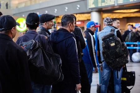 52-летняя тверитянка фиктивно прописала в своей квартире 8 мигрантов 52-летняя тверитянка фиктивно прописала в своей квартире 8 мигрантов