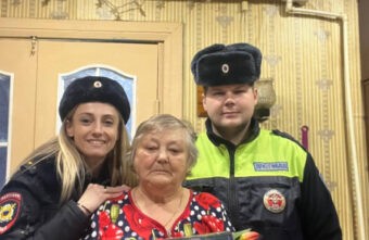 Тверские полицейские поздравили с 8 марта маму сотрудника, погибшего при исполнении