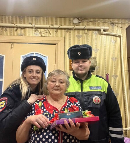 Тверские полицейские поздравили с 8 марта маму сотрудника, погибшего при исполнении