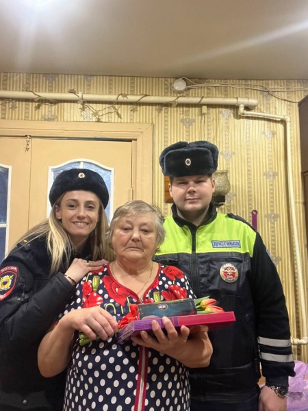 Тверские полицейские поздравили с 8 марта маму сотрудника, погибшего при исполнении