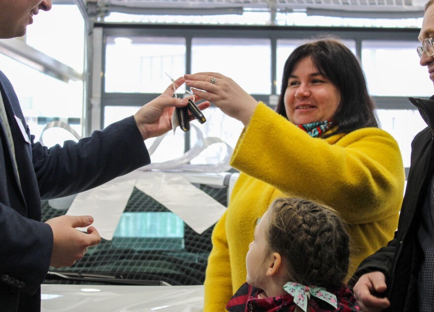 В Тверской области первый из трёх автомобилей на викторине «Большая семья – тверская традиция» выиграла педагог из Лихославльского округа