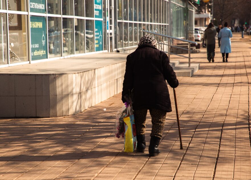 С 1 апреля россиянам будут поднимать пенсии