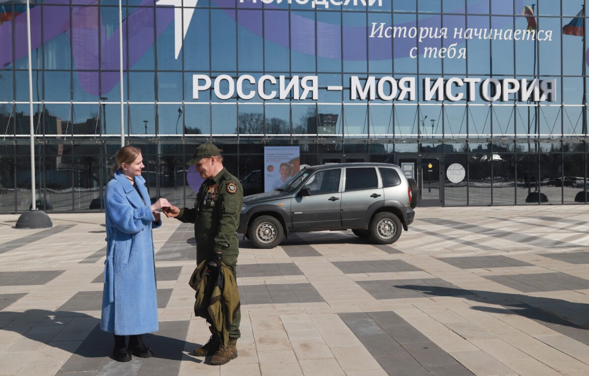 Участникам спецоперации из Тверской области передали автомобиль для выполнения боевых задач