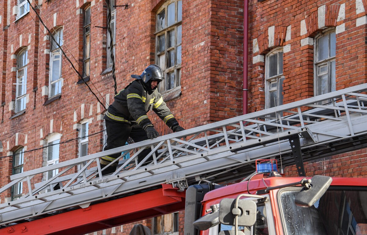 В Твери к спасению кота подключились сотрудники МЧС и полиции