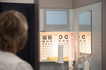 Врач рассказал, почему пожилые люди могут потерять зрение