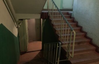 По факту найденного на лестнице ребенка в Тверской области проводится проверка