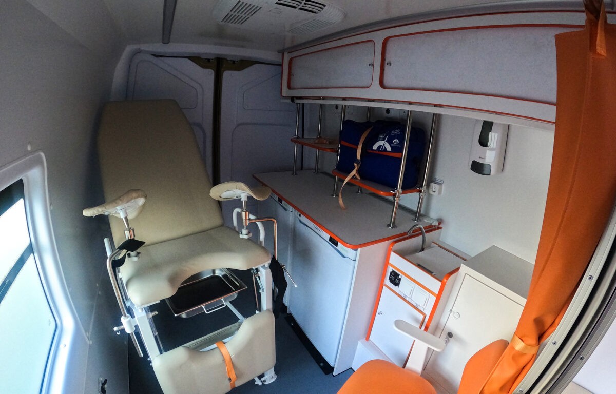 Игорь Руденя передал муниципалитетам новые машины скорой помощи, социальный транспорт и автомобили многодетным семьям