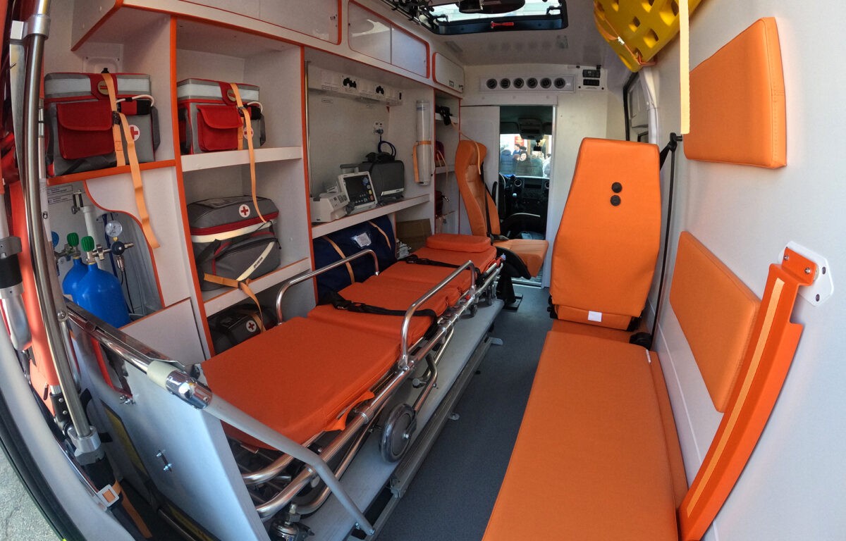 Игорь Руденя передал муниципалитетам новые машины скорой помощи, социальный транспорт и автомобили многодетным семьям