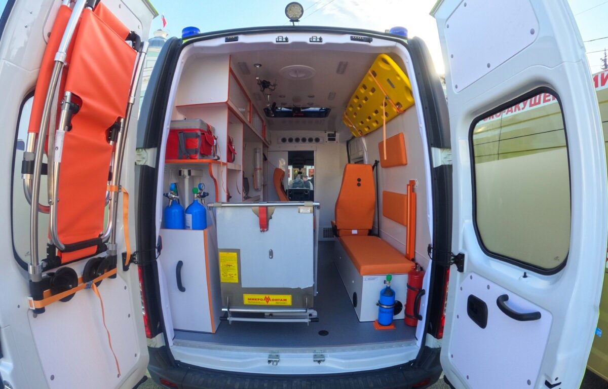 Игорь Руденя передал муниципалитетам новые машины скорой помощи, социальный транспорт и автомобили многодетным семьям