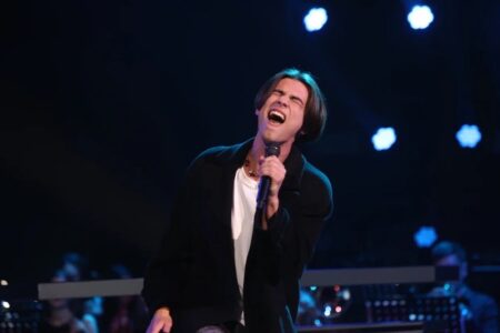 Певец из Тверской области Георгий Русских выиграл поединок на шоу "Голос"