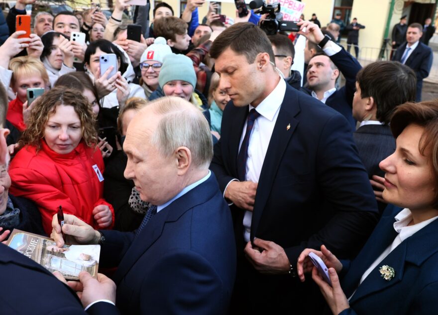 Владимир Путин в Торжке пообщался с жителями и провел рабочую встречу