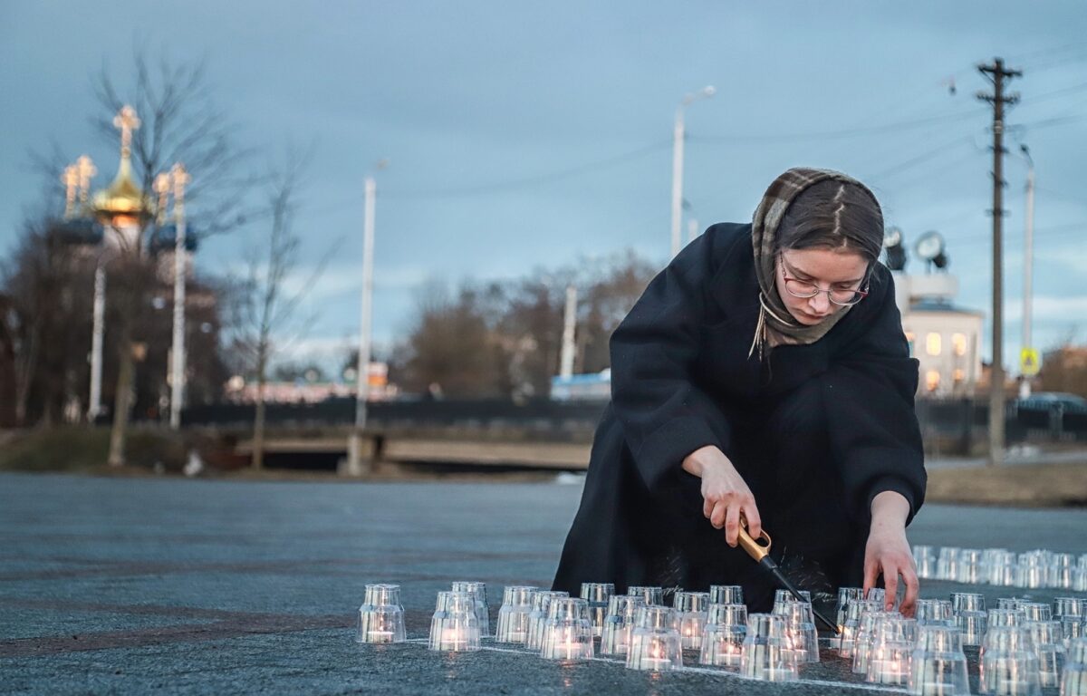 В Твери на площади у Обелиска Победы прошла акция, посвящённая памяти жертв трагедии в «Крокус Сити Холле»