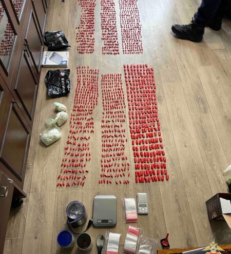 Тверские полицейские задержали наркозакладчиков, отправлявших запрещённые вещества из столицы