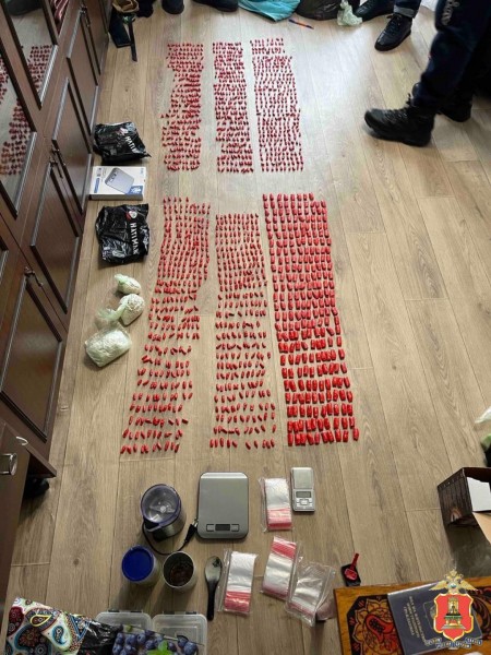 Тверские полицейские задержали наркозакладчиков, отправлявших запрещённые вещества из столицы