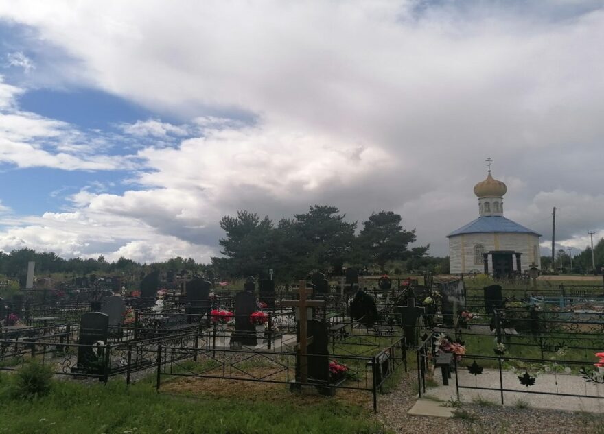 Молодой человек помог женщине выбраться с кладбища в Тверской области