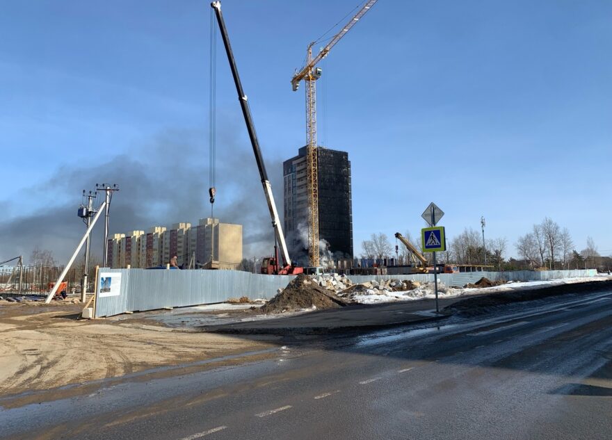 В Твери горит недостроенный жилой дом