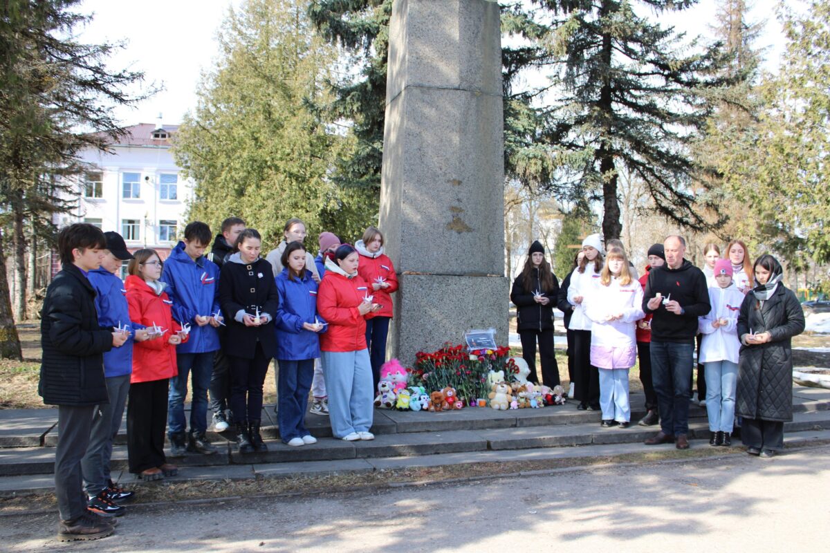 В Вышнем Волочке почтили память жертв теракта в "Крокусе"