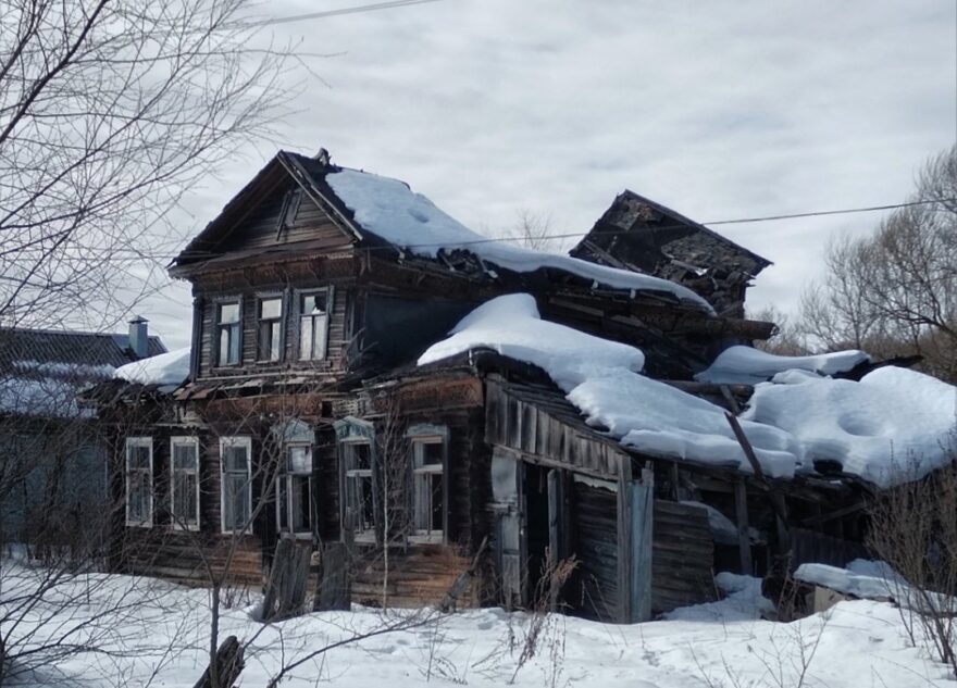 Под Тверью разрушается главный памятник церковной площади Под Тверью разрушается главный памятник церковной площади