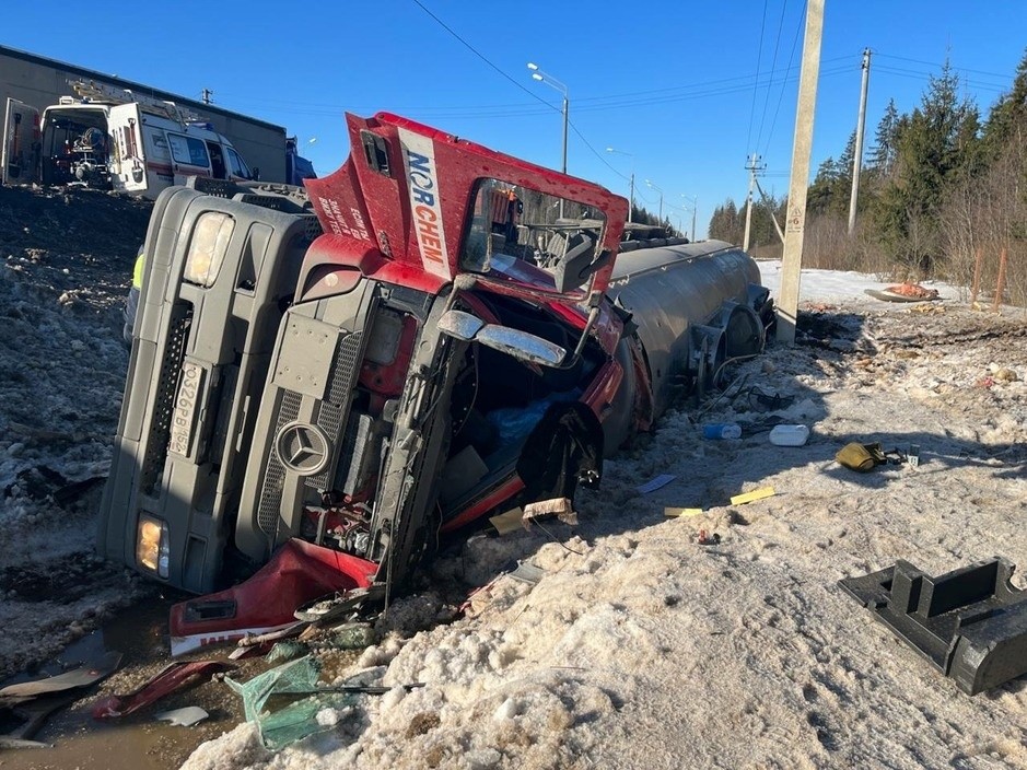 Появились подробности ДТП на М-10 в Тверской области, где перевернулся грузовик   