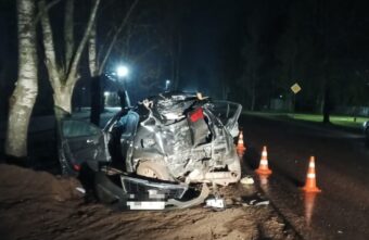 В Тверской области пострадали пассажиры иномарки, которая врезалась в дерево