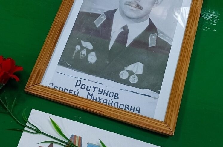 В школе в Оленино появилась Парта Героя, посвященная Сергею Ростунову В школе в Оленино появилась Парта Героя, посвященная Сергею Ростунову