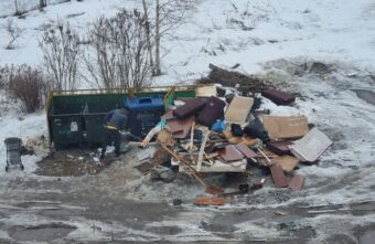 В городе Тверской области двор превратился в свалку