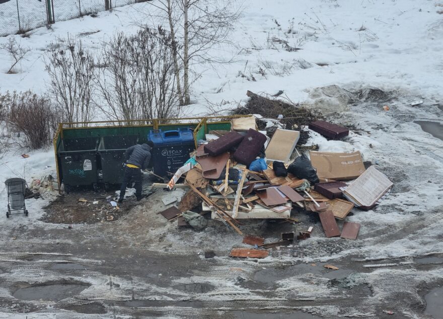 В городе Тверской области двор превратился в свалку