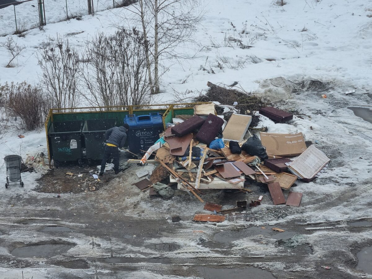 В городе Тверской области двор превратился в свалку | ТОП Тверь новости