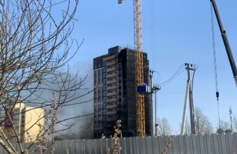 В Твери горит недостроенный жилой дом В Твери горит недостроенный жилой дом