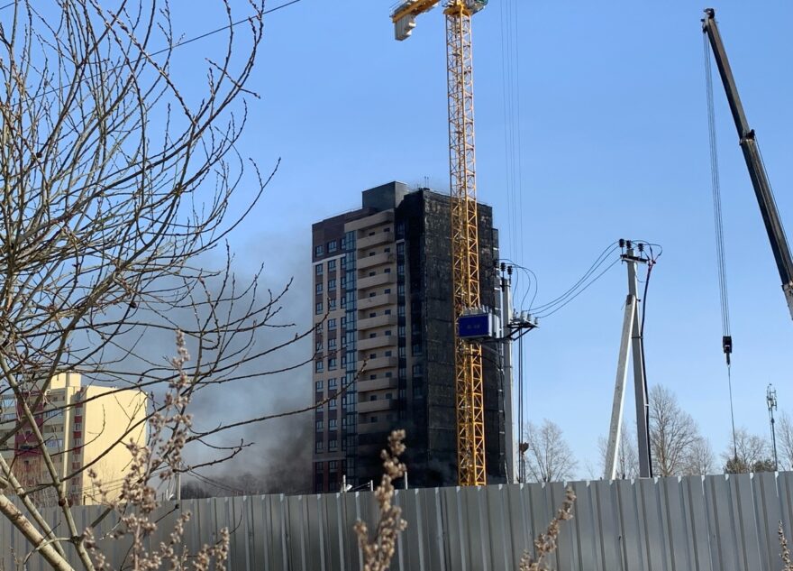 В Твери горит недостроенный жилой дом