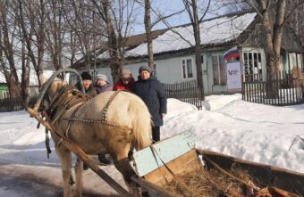 Жители Тверской области приехали на выборы президента России на санях Жители Тверской области приехали на выборы президента России на санях