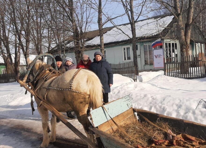 Жители Тверской области приехали на выборы президента России на санях