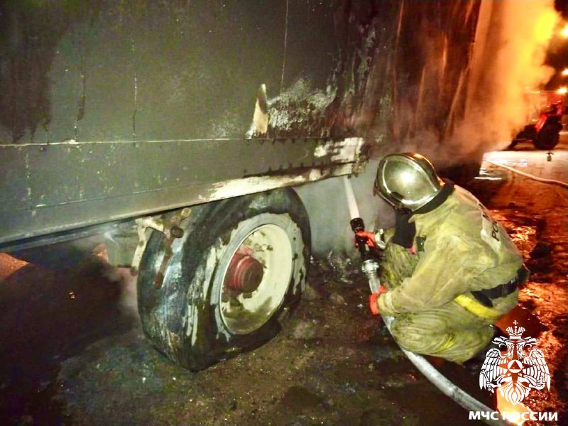 На трассе в Тверской области у грузовика загорелось колесо