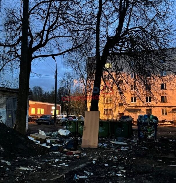 В Заволжском районе Твери мусорка превратилась в стихийную свалку