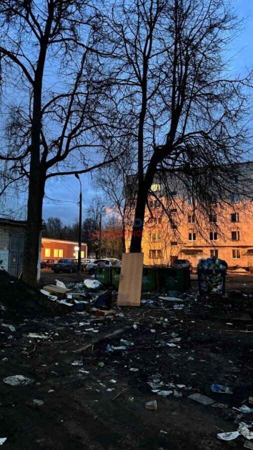 В Заволжском районе Твери мусорка превратилась в стихийную свалку