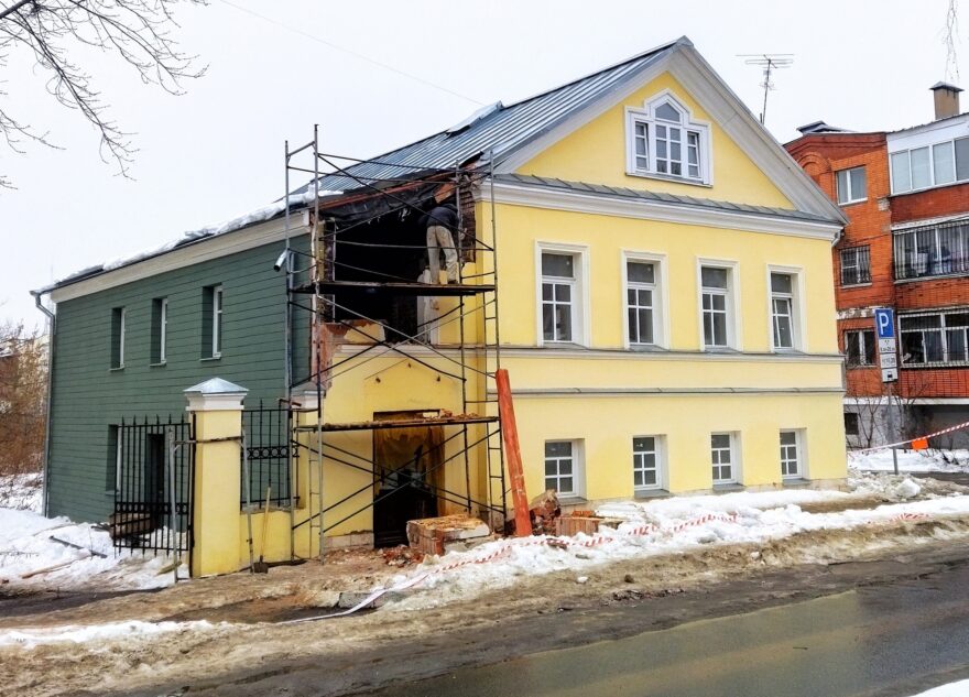 В Твери обрушился фасад дома, построенного в XIX веке