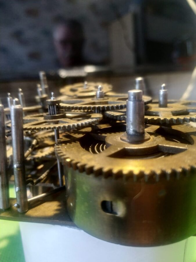 Музей гвоздарей под Тверью нашел мастера по ремонту старинных часов