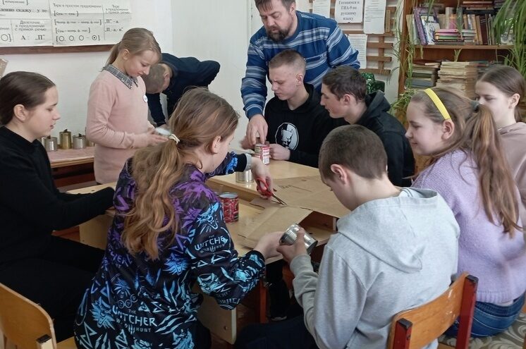 Школьники из Андреаполя отправили на фронт окопные свечи и письма Школьники из Андреаполя отправили на фронт окопные свечи и письма