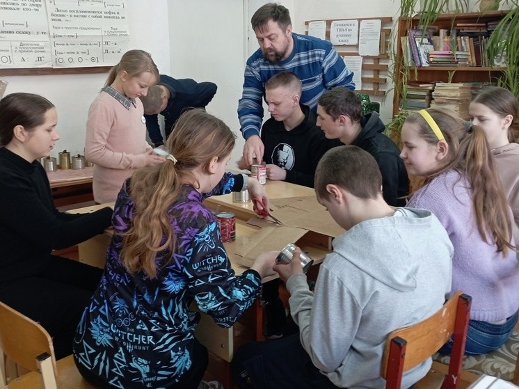 Школьники из Андреаполя отправили на фронт окопные свечи и письма